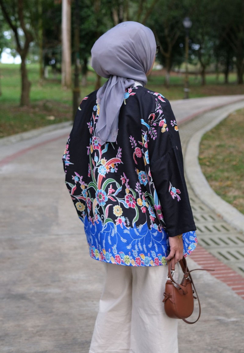 JOYCE BLOUSE BATIK 2.0 IN BLUE BLACK
