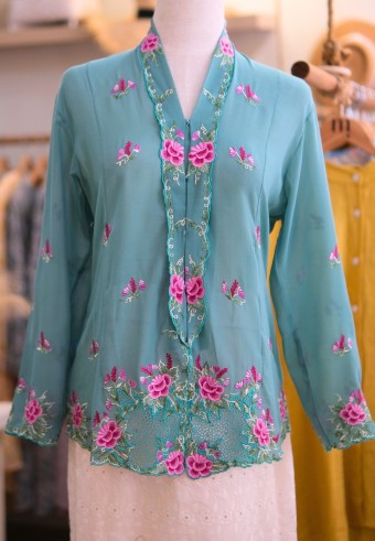HANA KEBAYA BUTTON TOP IN GREEN SHEEN