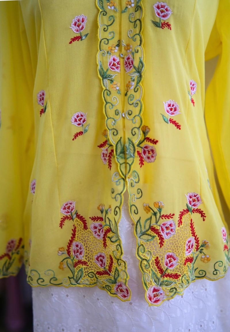 HANA KEBAYA BUTTON TOP IN LEMON YELLOW
