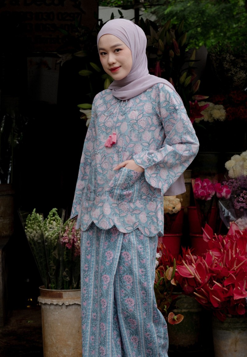 BIDASARI KEDAH IN BLUE CARNATION (PRE-ORDER)