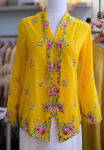 HANA KEBAYA BUTTON TOP IN GOLDEN BUTTER