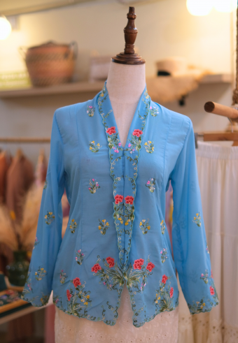 NINA KEBAYA BUTTON TOP IN CAROLINA BLUE