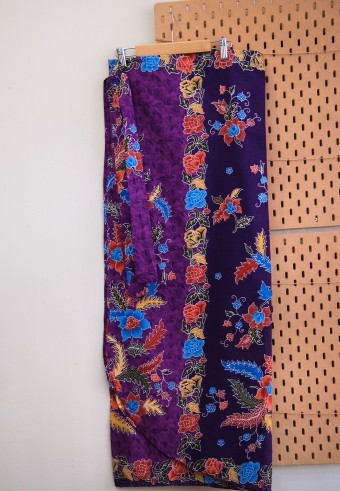 FLORA PAREO BATIK IN DARK PURPLE