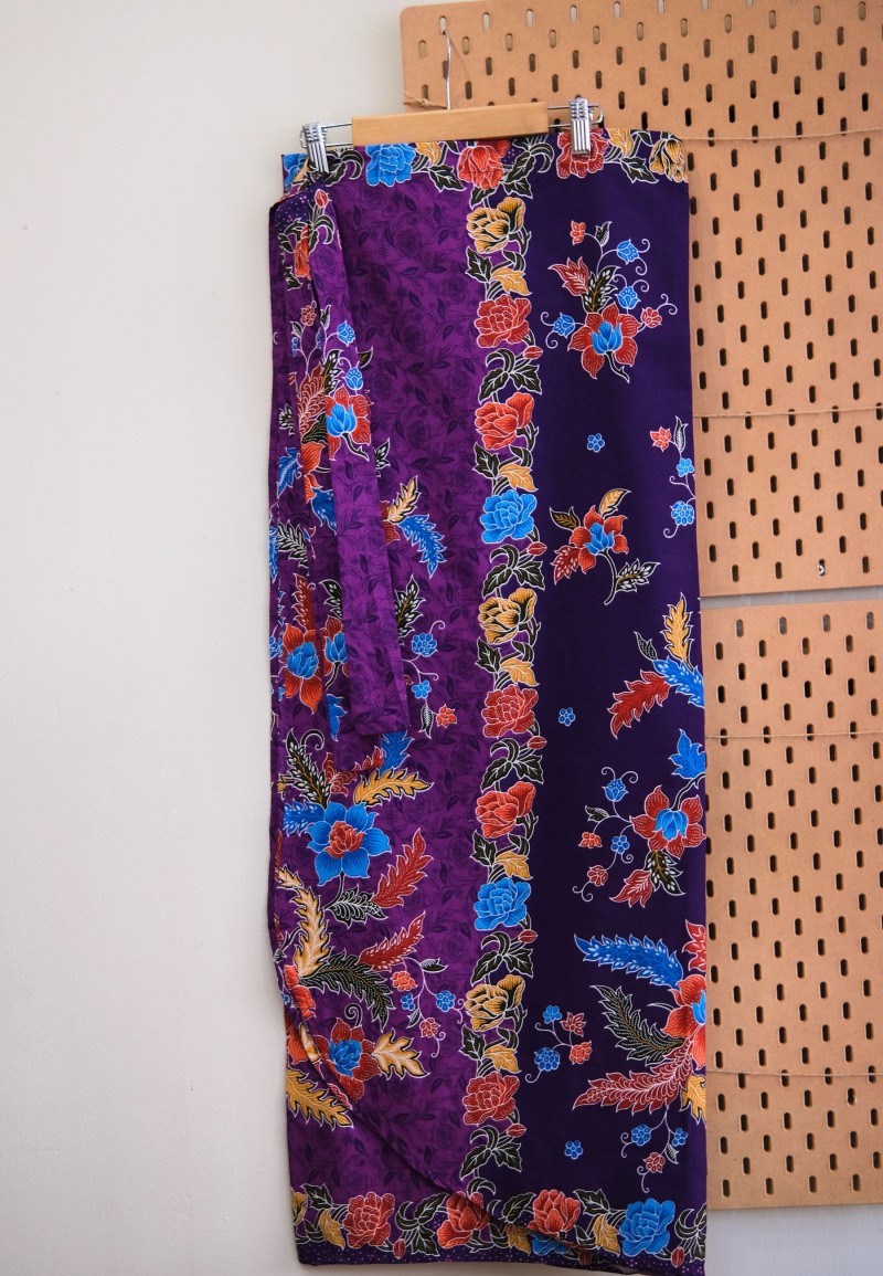 FLORA PAREO BATIK IN DARK PURPLE