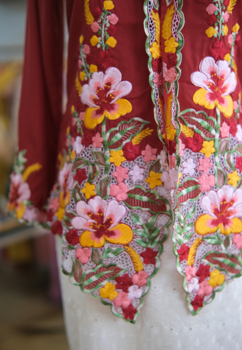 UNA KEBAYA TOP IN BURGANDY HONEY
