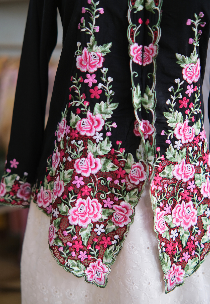 UNA KEBAYA TOP IN INK ROSES