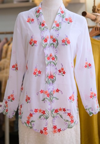 HANA KEBAYA BUTTON TOP IN CLOUDS