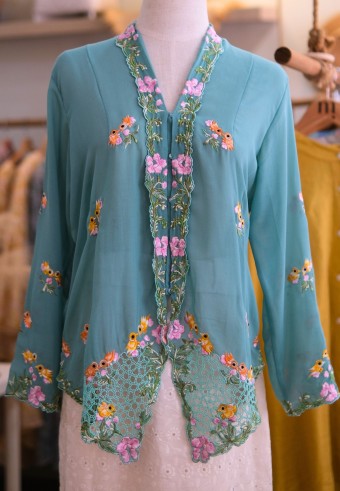 HANA KEBAYA BUTTON TOP IN MINT FROST