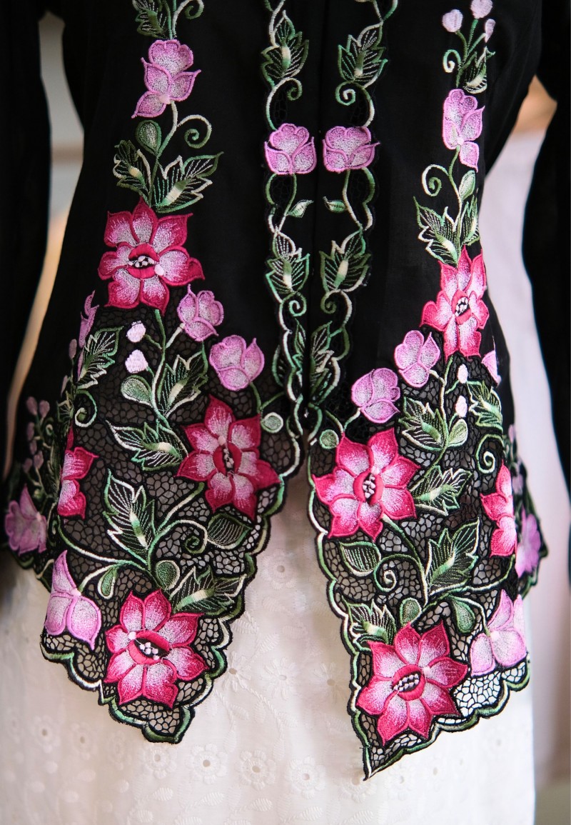 NINA KEBAYA BUTTON TOP 8.0 IN BLACK PINK