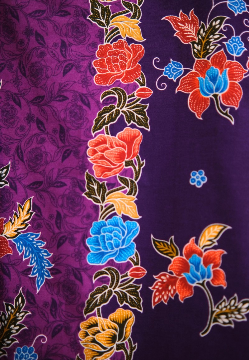 FLORA PAREO BATIK IN DARK PURPLE