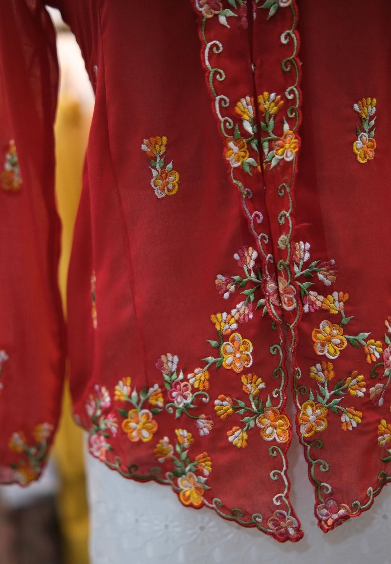 HANA KEBAYA BUTTON TOP 3.0 IN RED CHERRY