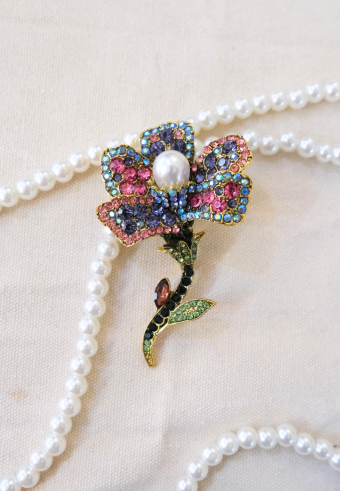 BROOCH IN FLOWER