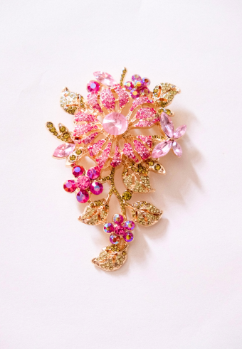 BROOCH IN FLOWER