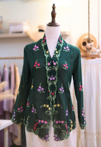 NINA KEBAYA BUTTON TOP IN EDEN