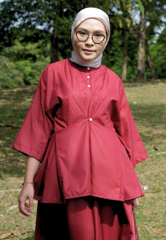 ASTRID BLOUSE IN GLOSSY MAROON
