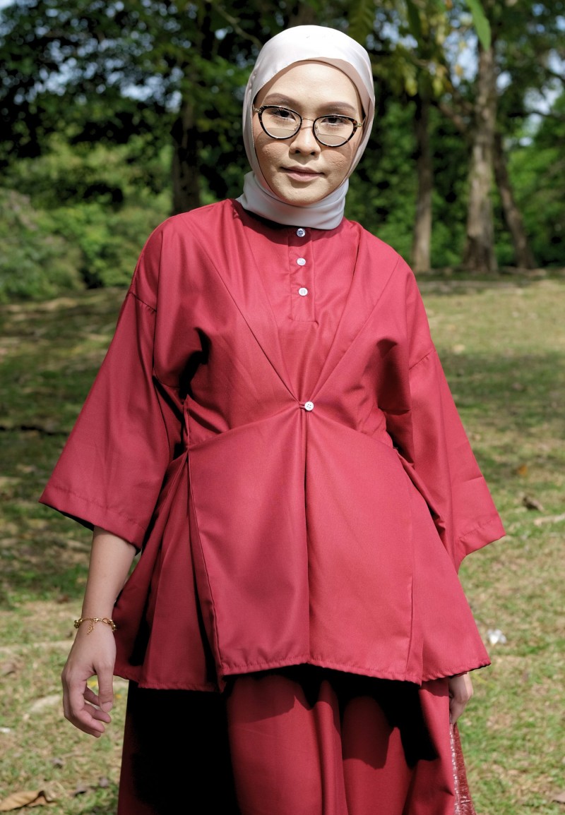 ASTRID BLOUSE IN GLOSSY MAROON