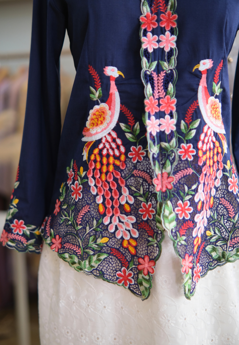 UNA KEBAYA TOP IN NAVY RED