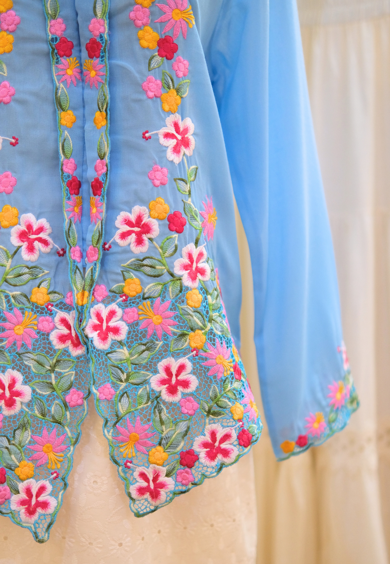 NINA KEBAYA BUTTON TOP5.0 IN WHISPY BLUE