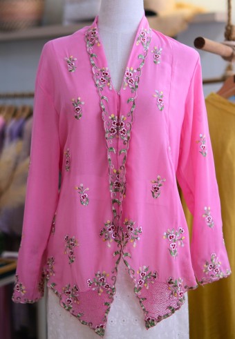 HANA KEBAYA BUTTON TOP IN CLASSIC ROSE