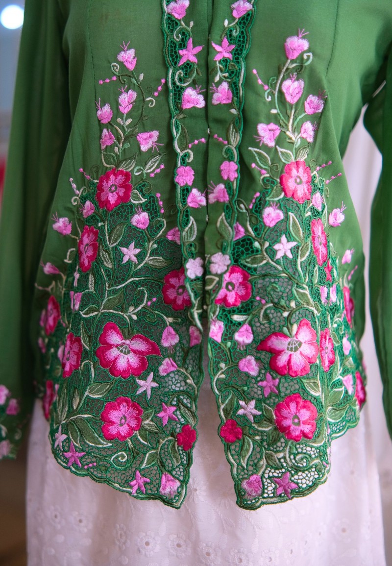 NINA KEBAYA 6.0 BUTTON TOP IN VICTORIAN GARDEN