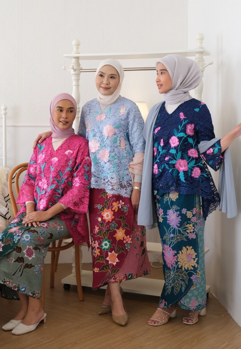 AIRI GLITTER LACE TOP IN BABY BLUE