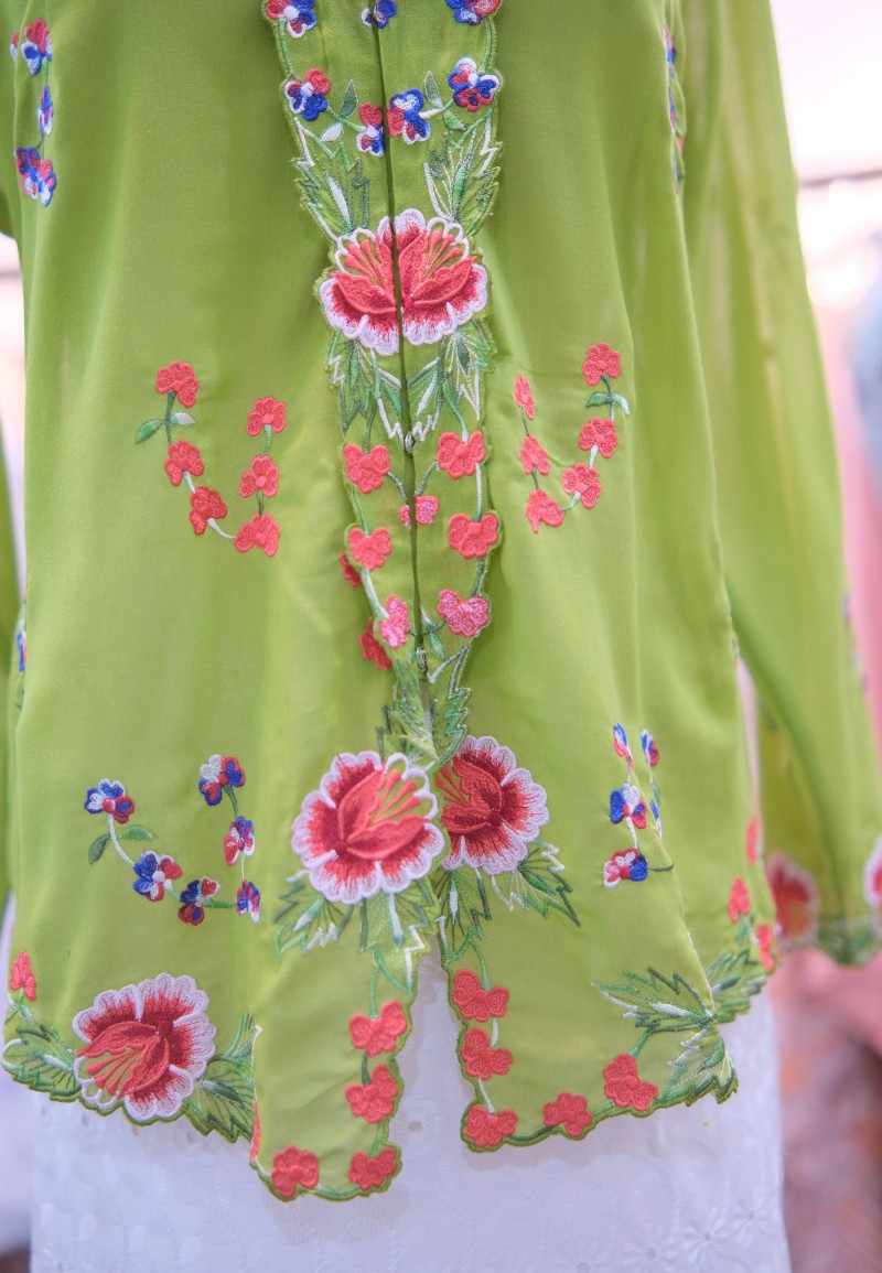HANA KEBAYA BUTTON TOP 3.0 IN GRASSHOPPER