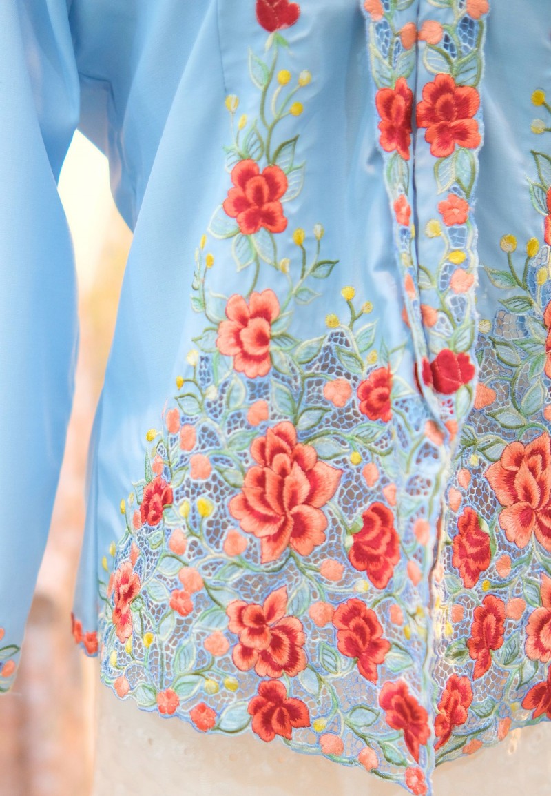 DEIA BUTTON KEBAYA TOP IN BABY BLUE