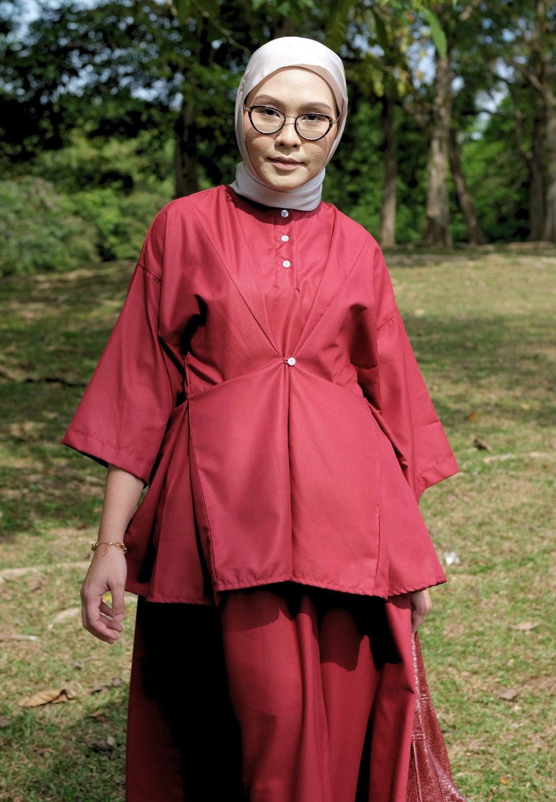 ASTRID SET SKIRT IN GLOSSY MAROON