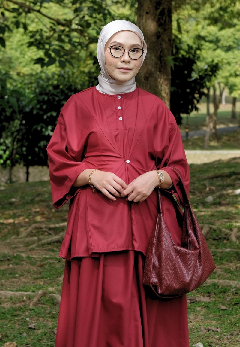 ASTRID BLOUSE IN GLOSSY MAROON