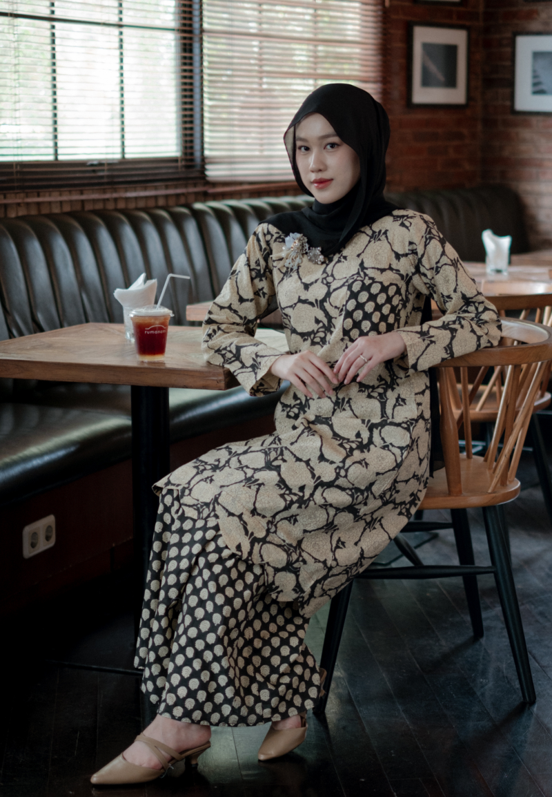 SORAYA KURUNG PAHANG IN CREAM PETALS (PRE-ORDER)