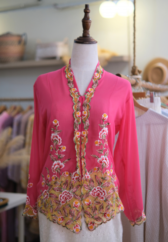 HANA KEBAYA BUTTON  TOP IN PINK HONEY