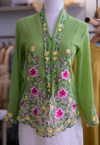 HANA KEBAYA BUTTON TOP IN LIME WEDAE