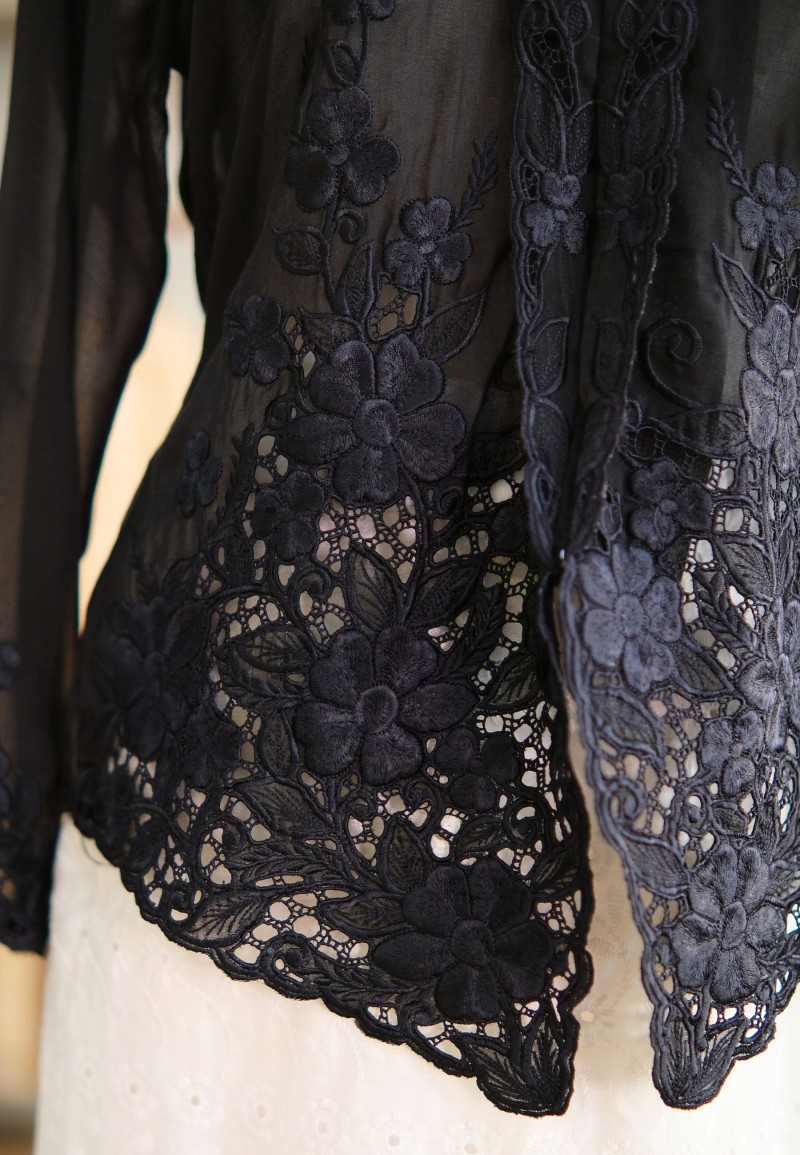 NINA KEBAYA BUTTON TOP 8.0 IN BLACK OFF