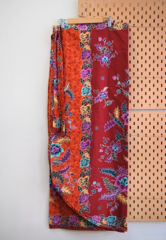 FLORA PAREO BATIK IN BLOOD ORANGE