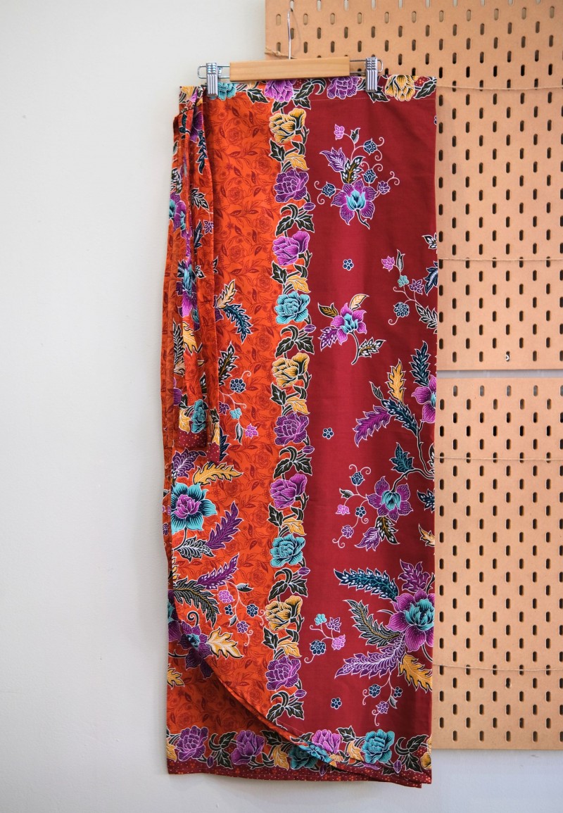 FLORA PAREO BATIK IN BLOOD ORANGE