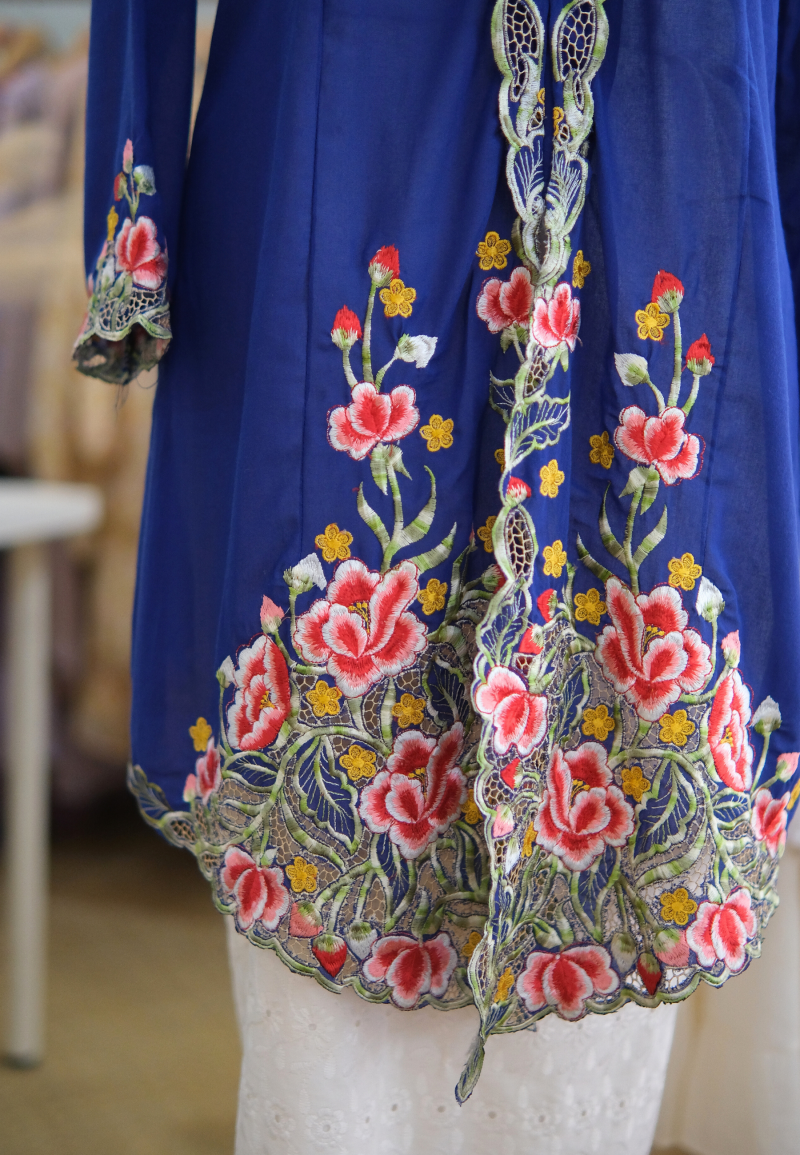 NORA LONG KEBAYA BUTTON IN NAVY