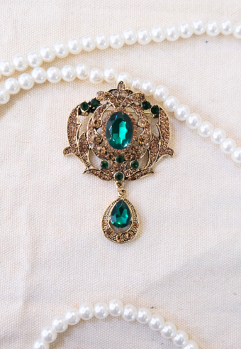 BROOCH IN GREEN FRAME