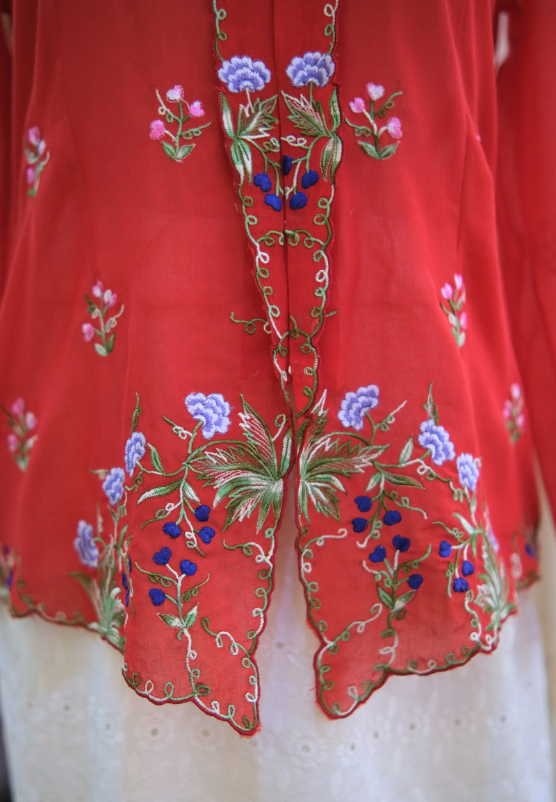 NINA KEBAYA BUTTON TOP 5.0 IN CRIMSON