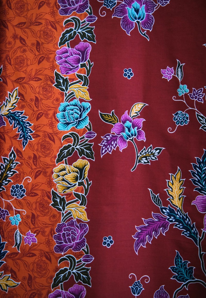 FLORA PAREO BATIK IN BLOOD ORANGE