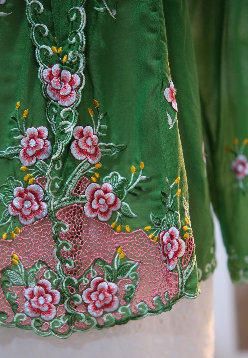 HANA KEBAYA BUTTON  TOP 2.0 IN GREEN GLOW