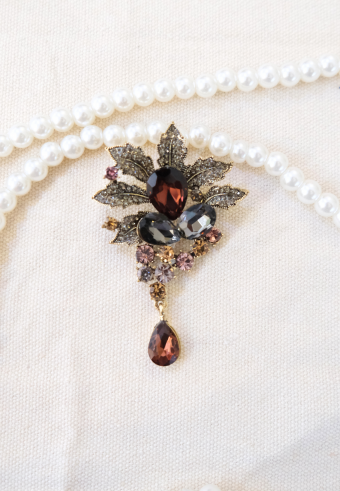 BROOCH IN BROWN LEAF