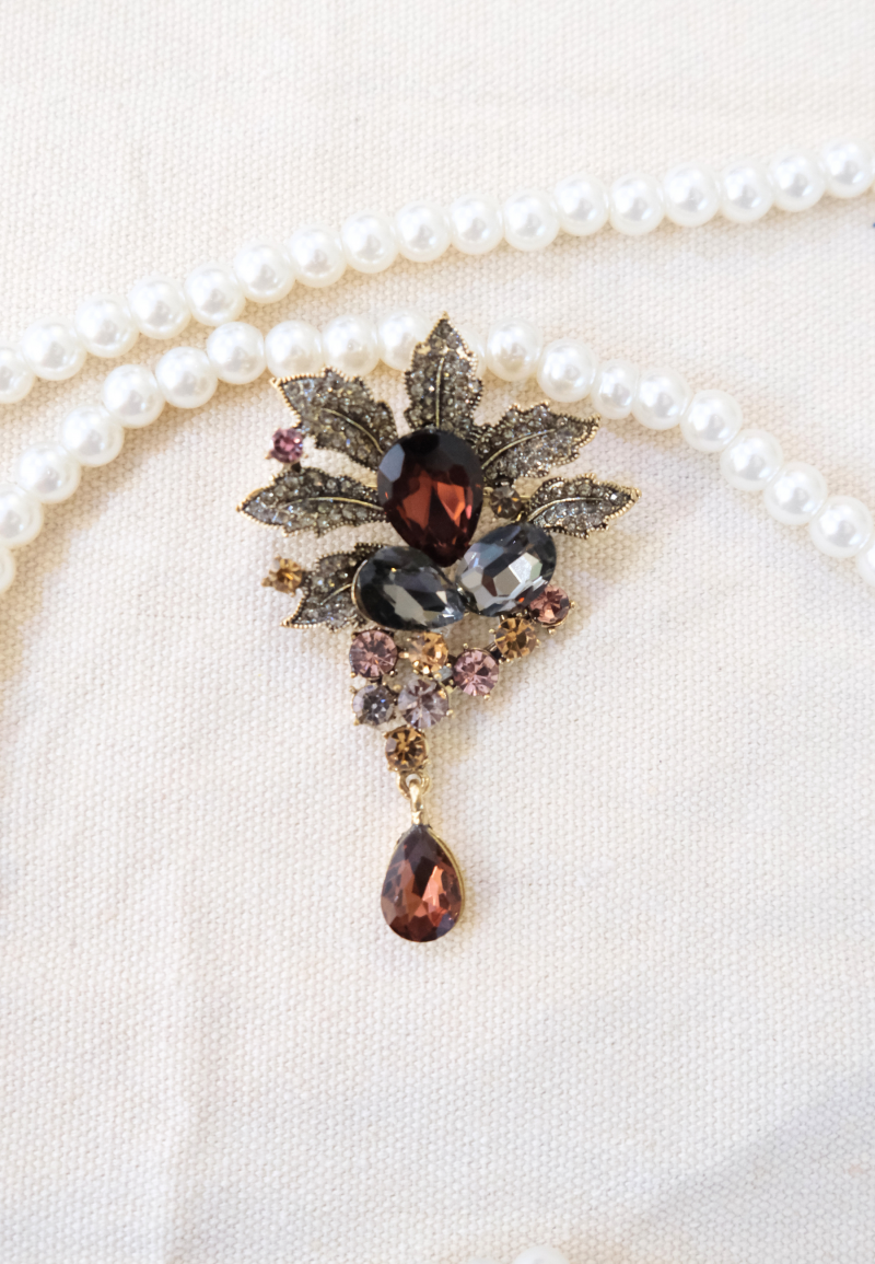 BROOCH IN BROWN LEAF
