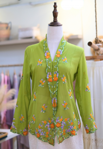 NINA KEBAYA BUTTON TOP IN CLOVER