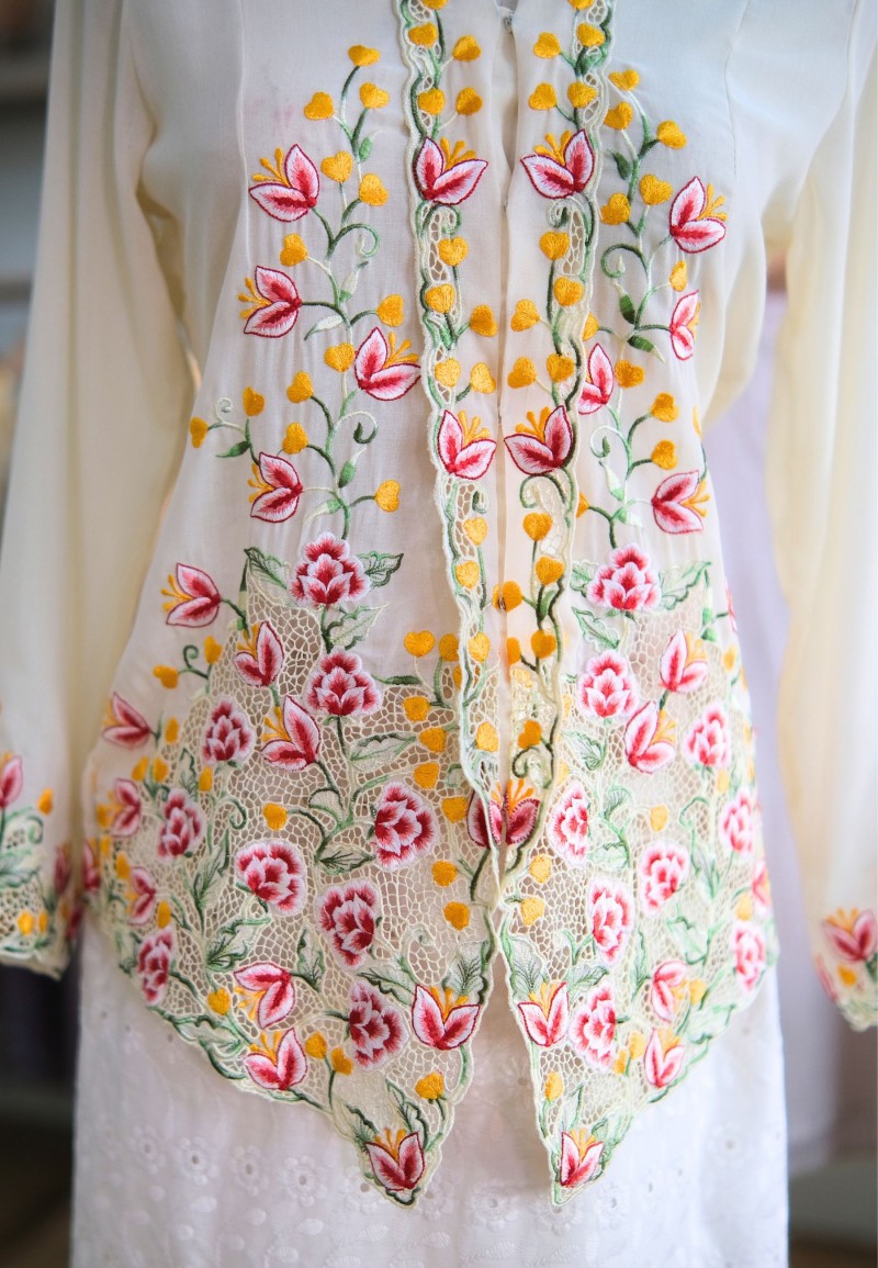 NINA KEBAYA BUTTON TOP 8.0 IN OLD LACE