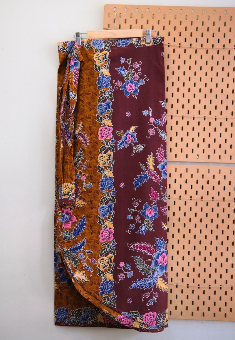 FLORA PAREO BATIK IN WOOD