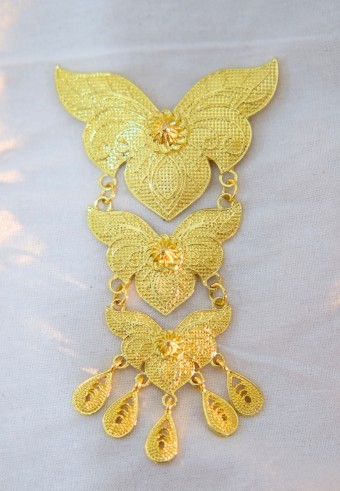 GOLD BROOCH IN BAT