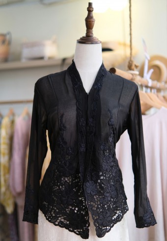 NINA KEBAYA BUTTON TOP 8.0 IN BLACK OFF