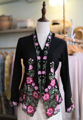 NINA KEBAYA BUTTON TOP 8.0 IN BLACK PINK