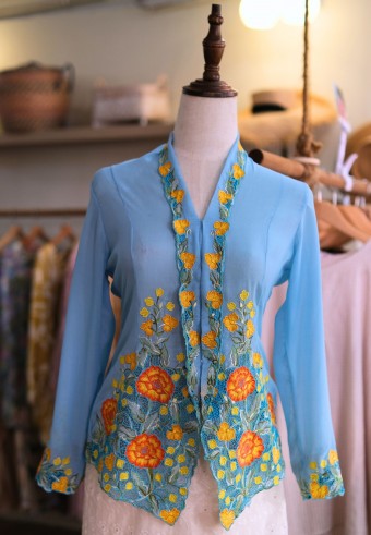 NINA KEBAYA BUTTON TOP 8.0 IN BLUE FROST