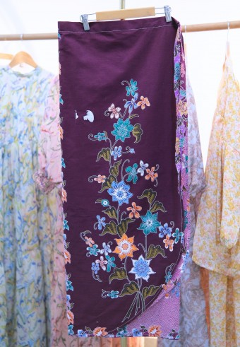 FLORA PAREO BATIK IN BOYSENBERRY